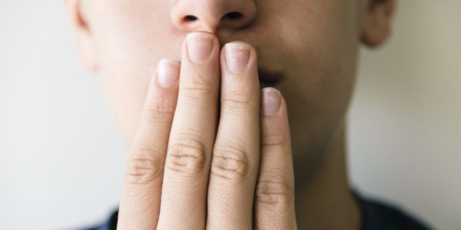 sabor extraño en la boca